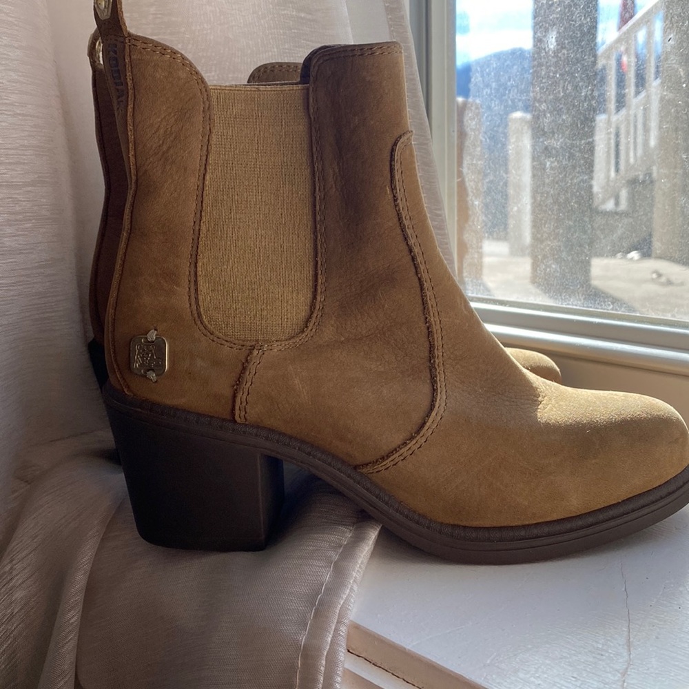 Beautiful Waterproof boots size 6-6.5